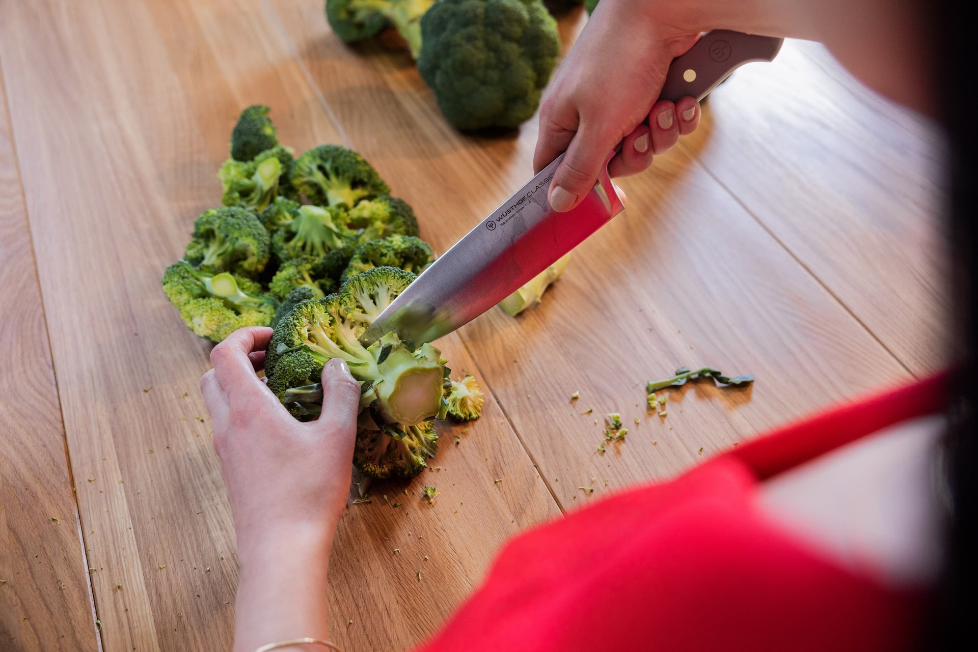 knife cutting Broccoli