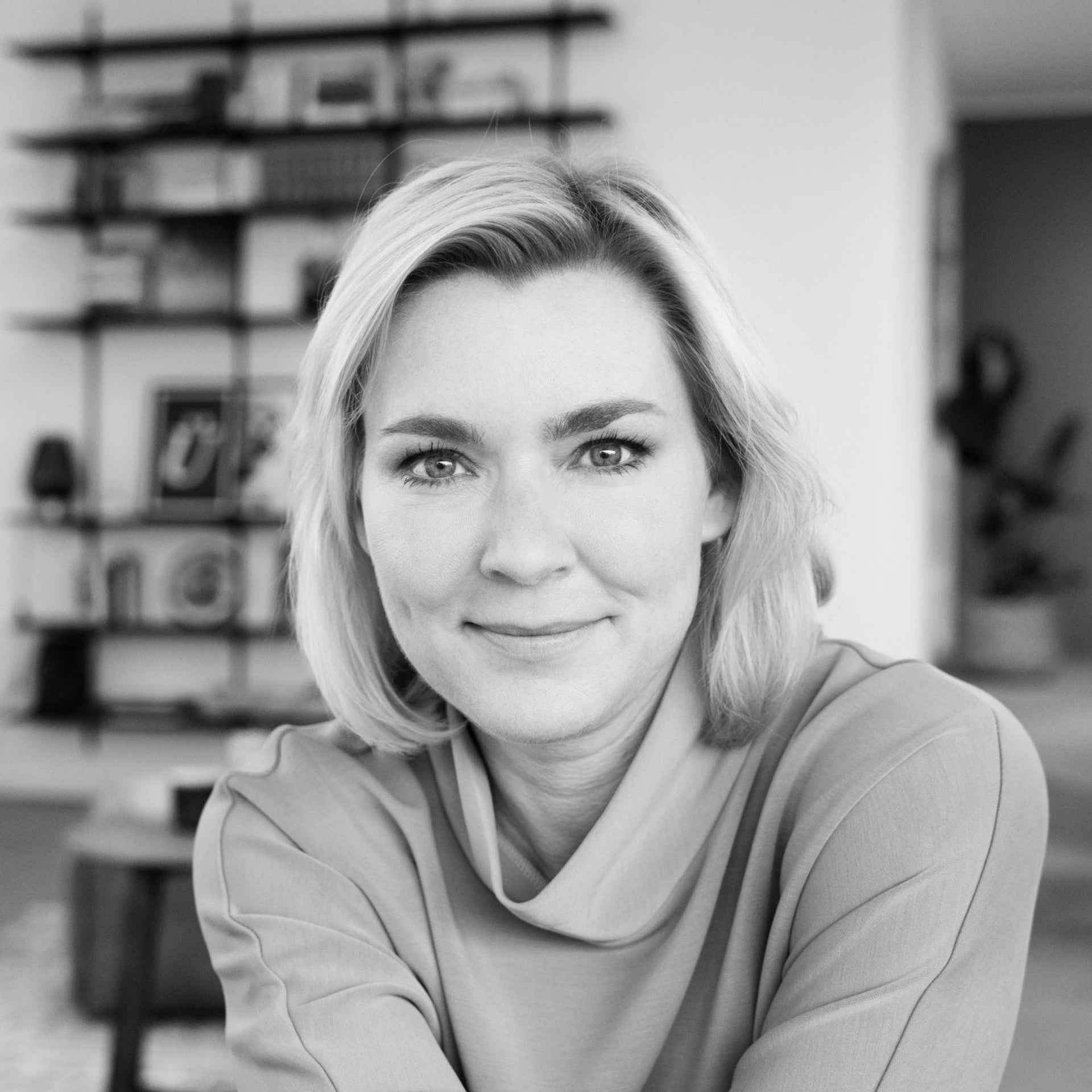 Black and white photo of Viola Wusthof with a blurred background